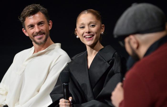 نجما "Wicked" أريانا غراندي وجوناثان بيلي يتعاونان مجددًا في مسرحية