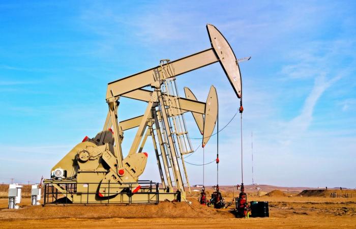  النفط ينخفض أكثر من 2 بالمئة وسط انحسار المخاوف بشأن الإمدادات