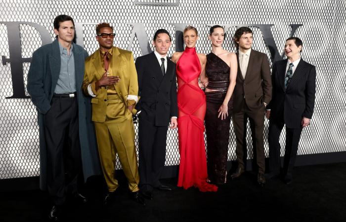 بيلا حديد تخطف الأنظار بفستان أحمر اللون في نيويورك