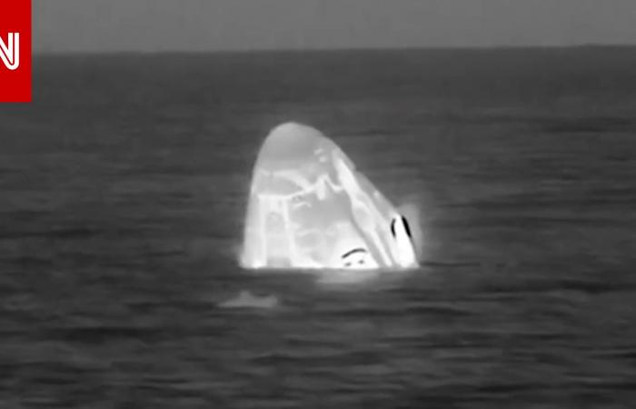 متابعة: لحظة هبوط كبسولة فضاء تحمل 4 رواد.. فيديو يرصد ما فعلته دلافين بجانبها