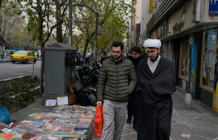 احتجاجات
      إيران
      تخفت…
      وواشنطن
      تراقب
      بلا
      حسم