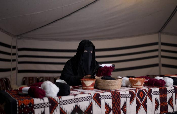 حِرفية
      سعودية
      تنجح
      في
      نقل
      إبداع
      منسوجاتها
      إلى
      العالمية