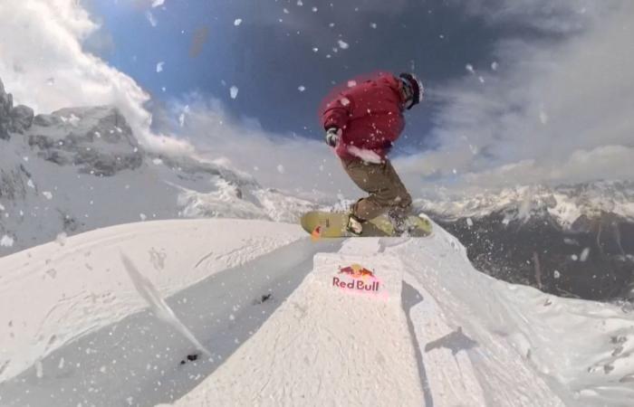 عرضها أقل من متر.. شاهد كيف عبر متزلجون على ألواح ثلجية حافة جبلية ضيقة