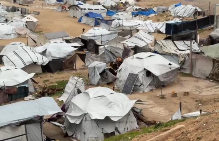 شاهد.. انهيار مبان فوق خيام في غزة وسط عاصفة شتوية عاتية