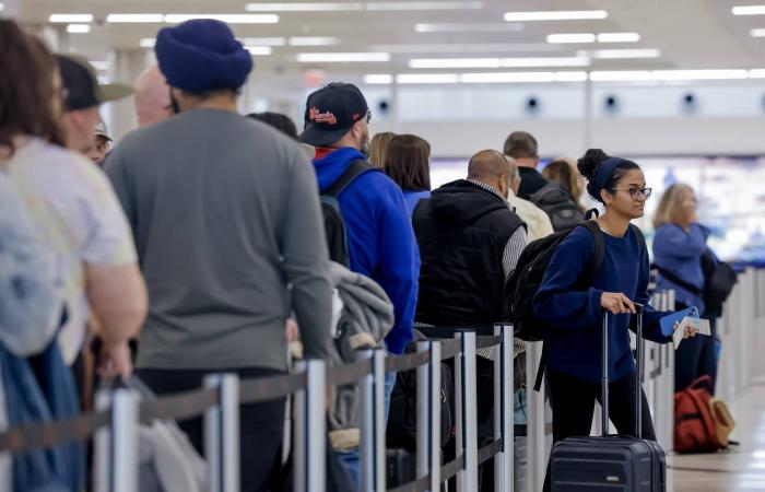 تقرير:
      خلافات
      مكتومة
      داخل
      «طالبان»
      تطفو
      على
      السطح
      بعد
      قرار
      قطع
      الإنترنت