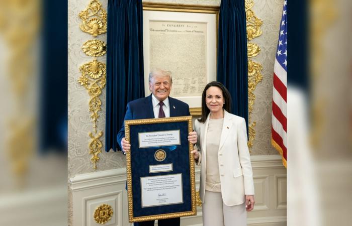 بعدما أهدته جائزة نوبل للسلام.. هل يدعم ترامب ماتشادو في حكم فنزويلا؟