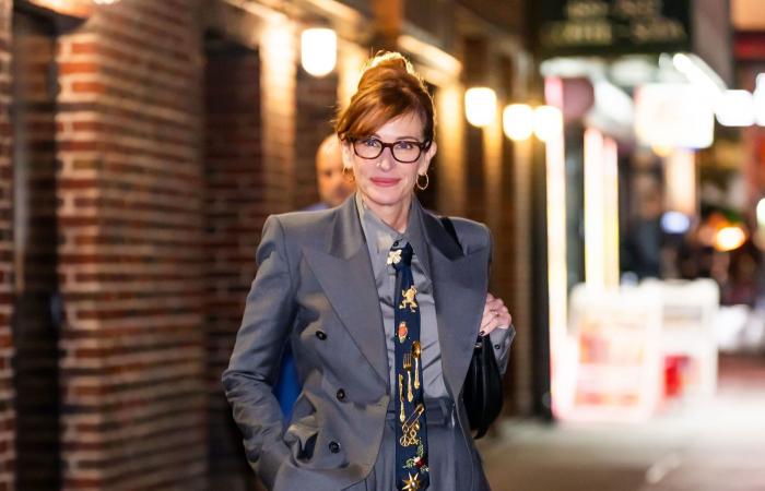 إطلالة يصعب نسيانها.. بدلة جوليا روبرتس التي كسرت تقاليد الغولدن غلوب