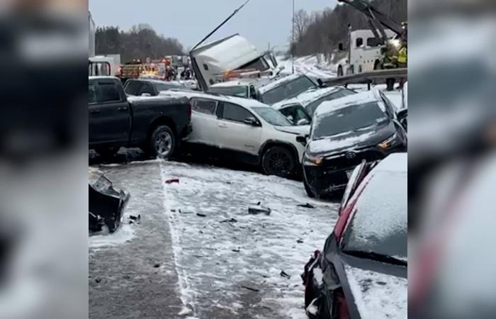 المركبات فوق بعضها.. حادث تصادم عنيف بنيويورك يتسبب بإصابة عدة أشخاص