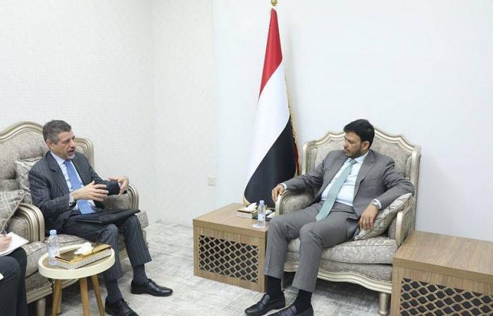 حراك
      رئاسي
      يمني
      يربط
      جوهر
      الأزمة
      بالتهديد
      الحوثي
      محلياً
      ودولياً