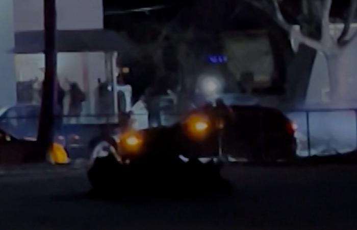 مشتبه بهم اعتدوا على ضباط أمريكيين.. وقوات الأمن تقتحم بقنبلة صوتية منزلا تحصنوا داخله