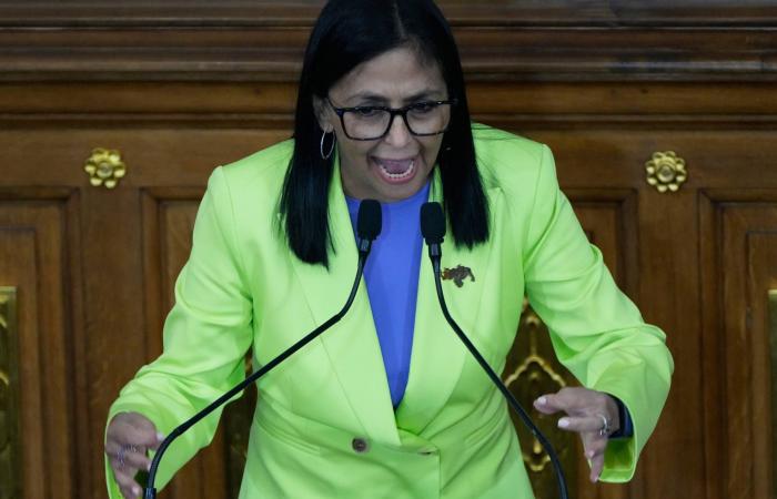 رئيسة
      فنزويلا
      بالوكالة
      تقيل
      وزيراً
      موالياً
      لمادورو