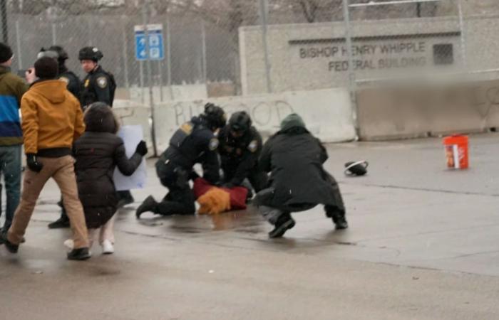 متظاهر يرتدي زيًا تنكريًا يرقص أمام مبنى حكومي أمريكي قبل إسقاطه أرضًا لاعتقاله