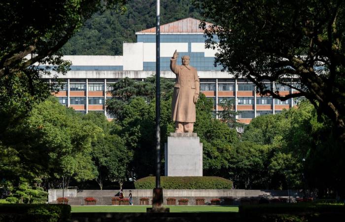 الجيش
      الصيني
      «يراقب»
      سفينتين
      أميركيتين
      تعبران
      مضيق
      تايوان
