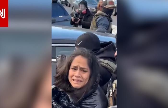 متابعة: فيديو يوثّق لحظة سحب امرأة من سيارتها في مينيابوليس رغم صراخها بأنها من ذوي الاحتياجات الخاصة