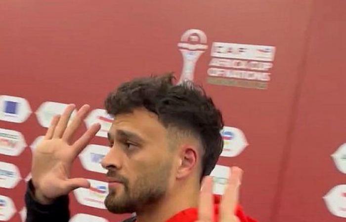 بسبب إشارات الرشوة والـ 7 ألقاب.. "كاف" يوقف ثنائي منتخب مصر 