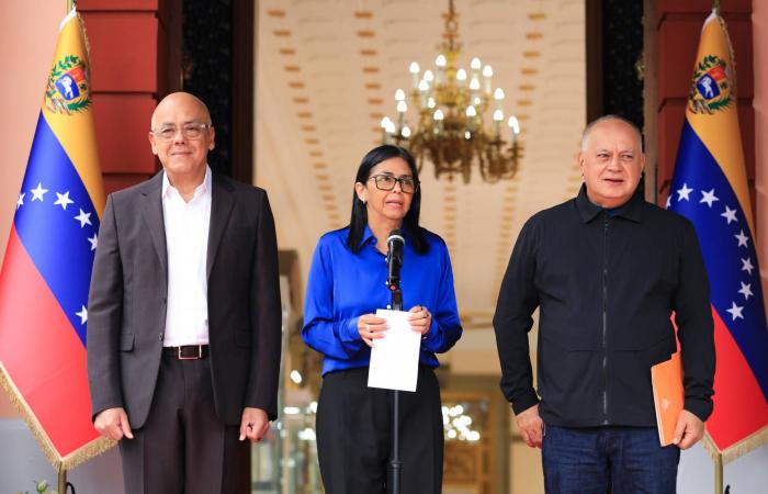 تقرير:
      أميركا
      تواصلت
      مع
      وزير
      داخلية
      فنزويلا
      قبل
      شهور
      من
      اعتقال
      مادورو