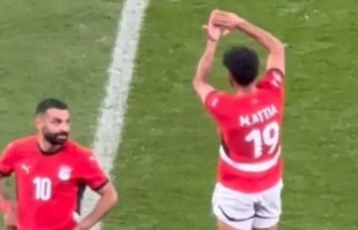 بسبب إشارات الرشوة والـ 7 ألقاب.. "كاف" يوقف ثنائي منتخب مصر 