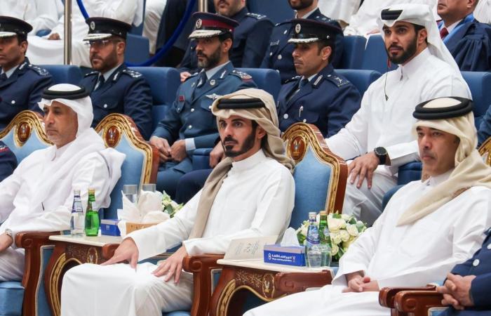 وزير الداخلية يشهد حفل تخريج الدفعة الثامنة من الطلبة المرشحين بكلية الشرطة