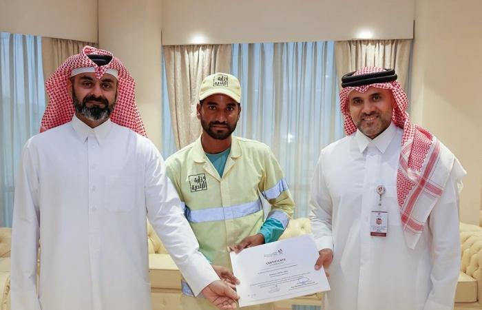 عامل نظافة يعثر على مواد مخدرة مهربة في الشمال.. والبلدية تكرمه