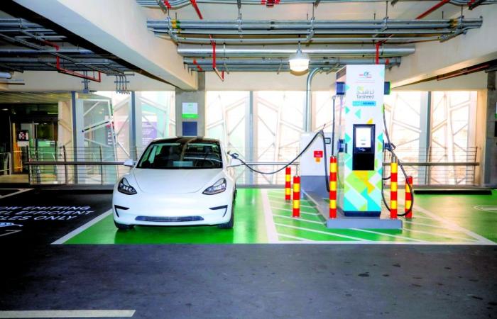 تركيب أولى محطات شحن السيارات الكهربائية في مطار حمد الدولي