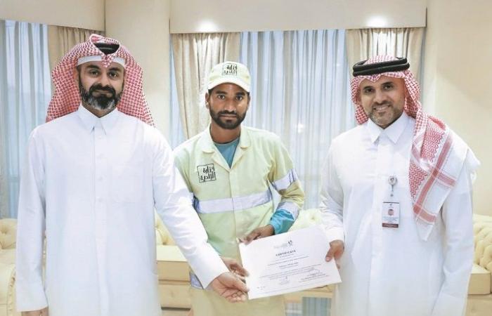 تكريم عامل نظافة تقديراً لتعاونه مع الجهات الأمنية