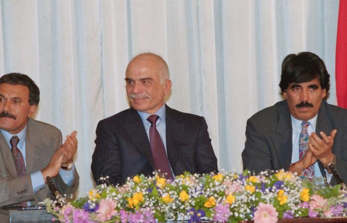 حداد وتنكيس الأعلام.. وفاة علي سالم البيض والرئاسة والحكومة اليمنية والحوثيون ينعوه