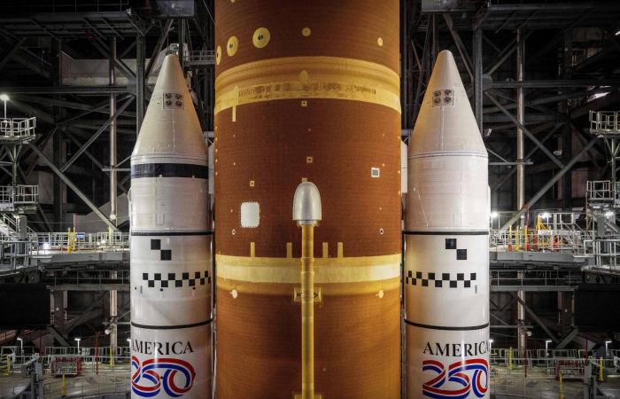 صاروخ
      إعادة
      البشر
      إلى
      القمر
      يُنقل
      لمنصة
      الإطلاق
      بفلوريدا