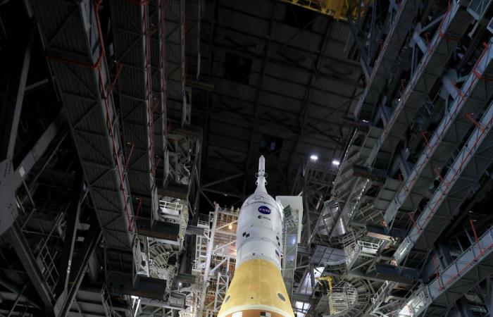 صاروخ
      إعادة
      البشر
      إلى
      القمر
      يُنقل
      لمنصة
      الإطلاق
      بفلوريدا