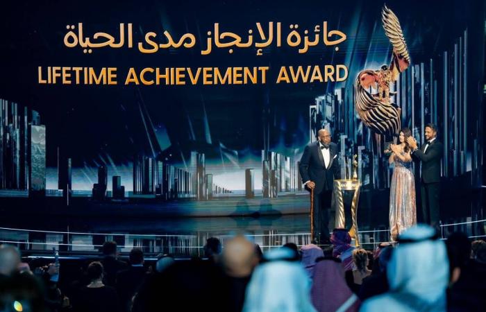 الرياض
      تُتوِّج
      نجوم
      العالم
      في
      «Joy
      Awards
      2026»