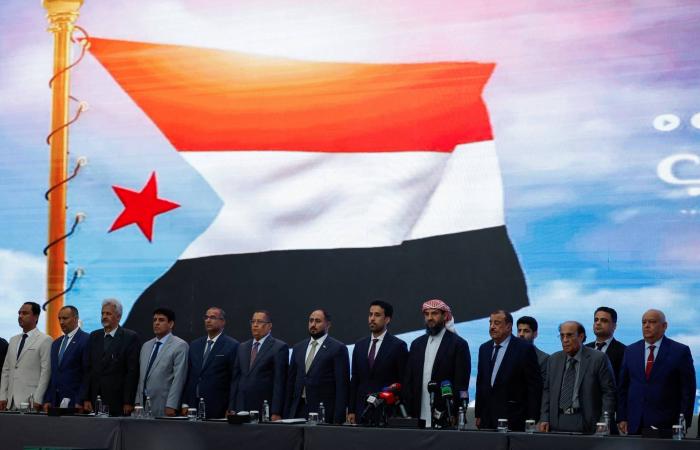 سكان
      عدن
      يرحبون
      بخطوة
      إخراج
      المعسكرات
      من
      المدينة