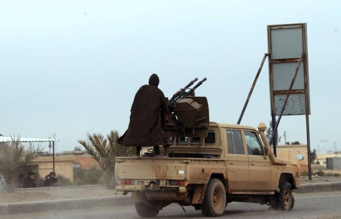 «قسد»
      تفجّر
      جسرين
      على
      نهر
      الفرات
      مع
      تقدم
      الجيش
      السوري
      في
      الرّقة