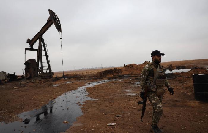 أنقرة
      تتابع
      العمليات
      في
      شمال
      شرقي
      سوريا
      وتدعو
      «قسد»
      إلى
      حل
      نفسها
      سريعاً