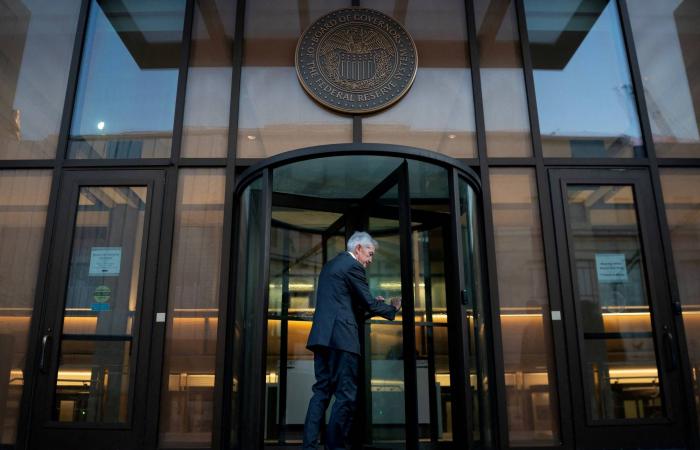 صراع
      ترمب
      مع
      «الفيدرالي»
      يضع
      الاقتصاد
      العالمي
      في
      مرمى
      النيران