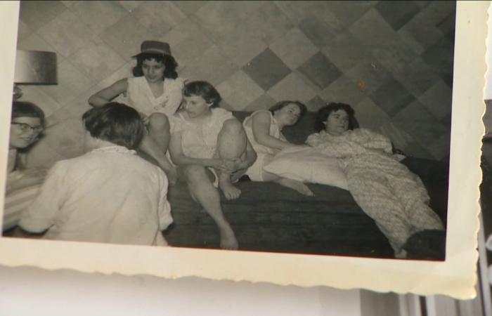 سيدة تكتشف صورًا قديمة لوالدة أوباما ضمن مقتنيات عائلتها بالصدفة