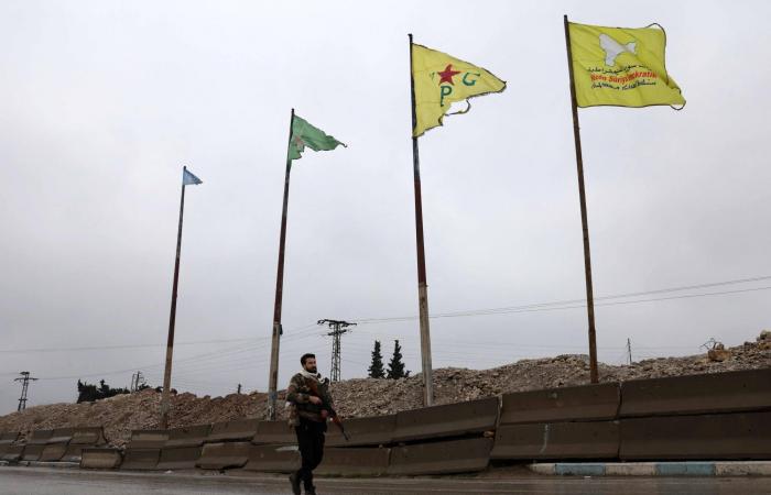 أنقرة
      تتابع
      العمليات
      في
      شمال
      شرقي
      سوريا
      وتدعو
      «قسد»
      إلى
      حل
      نفسها
      سريعاً