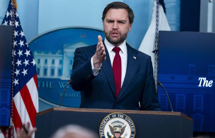 مطالبة
      ترمب
      بغرينلاند
      تعمِّق
      الهوّة
      الأطلسية
      وأزمة
      «الناتو»