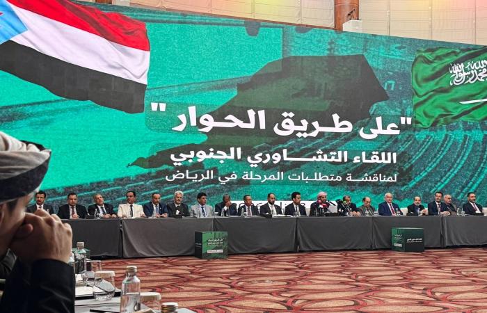 العليمي
      يشدد
      على
      احتكار
      الدولة
      السلاح
      في
      كامل
      مسرح
      العمليات