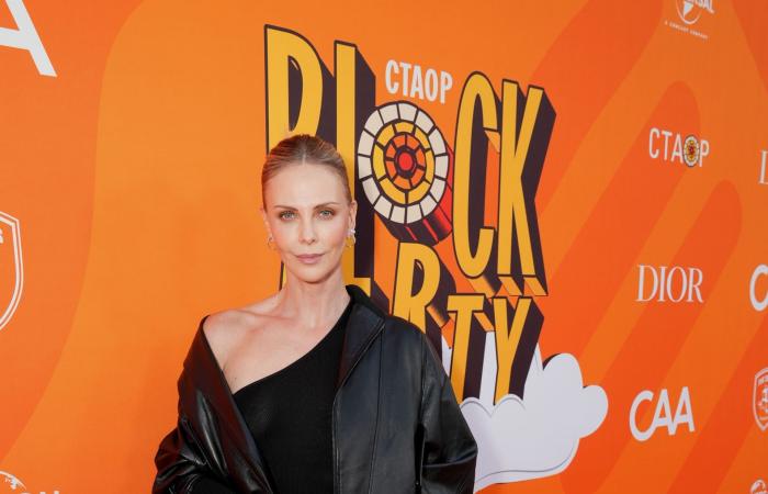 "تيشيرت" قطني وحذاء رياضي.. تشارليز ثيرون بإطلالة بسيطة على السجّادة الحمراء