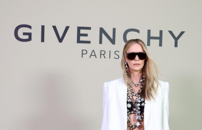 "تيشيرت" قطني وحذاء رياضي.. تشارليز ثيرون بإطلالة بسيطة على السجّادة الحمراء