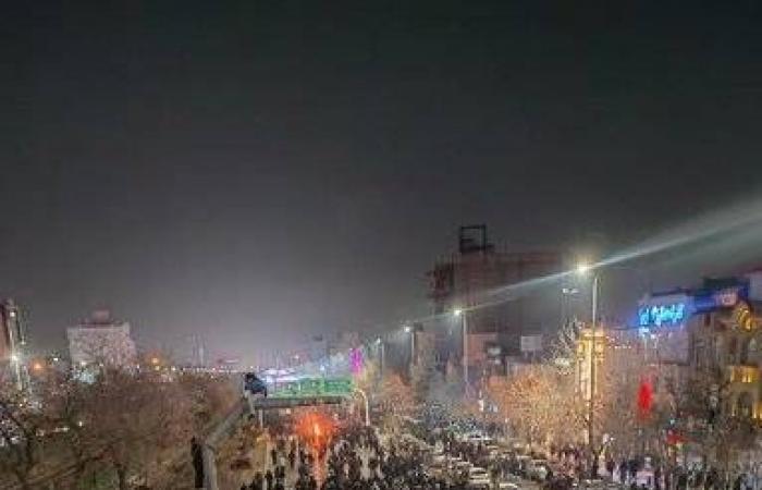 شرطة
      إيران
      تمهل
      «المغرر
      بهم»
      3
      أيام
      لتسليم
      أنفسهم