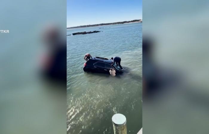 "لا أريد أن أكون هنا!".. فيديو يظهر لحظات إنقاذ بطولية لسيدة عالقة بسيارة غارقة