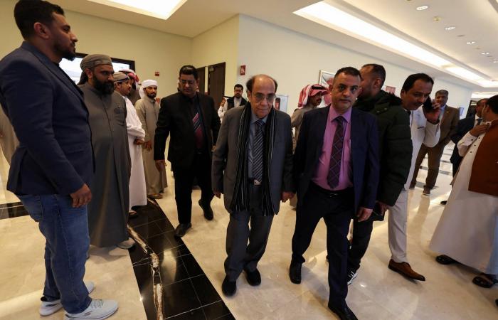 العليمي
      يشدد
      على
      احتكار
      الدولة
      السلاح
      في
      كامل
      مسرح
      العمليات