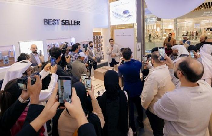 عرض حصري لهاتف HUAWEI Mate XT الأبيض يعزز شراكة ستارلينك وهواوي