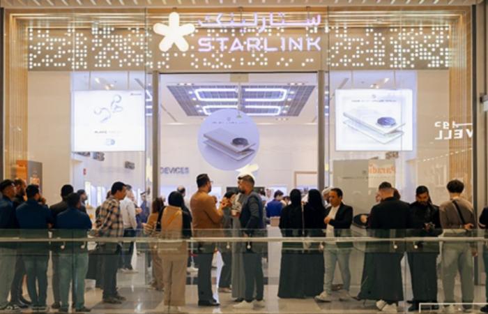 عرض حصري لهاتف HUAWEI Mate XT الأبيض يعزز شراكة ستارلينك وهواوي