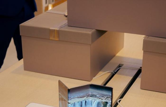 عرض حصري لهاتف HUAWEI Mate XT الأبيض يعزز شراكة ستارلينك وهواوي