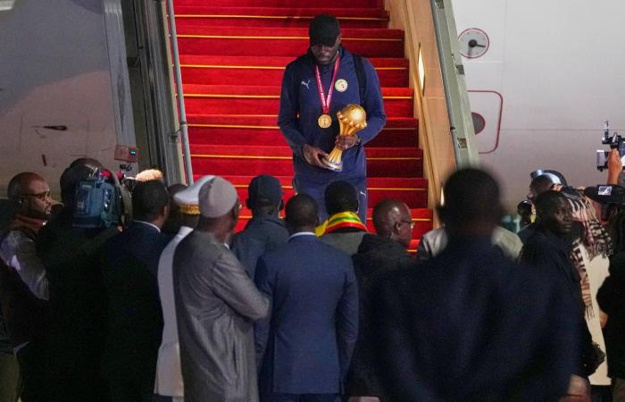 أمم
      أفريقيا:
      عودة
      «أسود
      التيرانغا»
      الأبطال
      إلى
      داكار
      (صور)