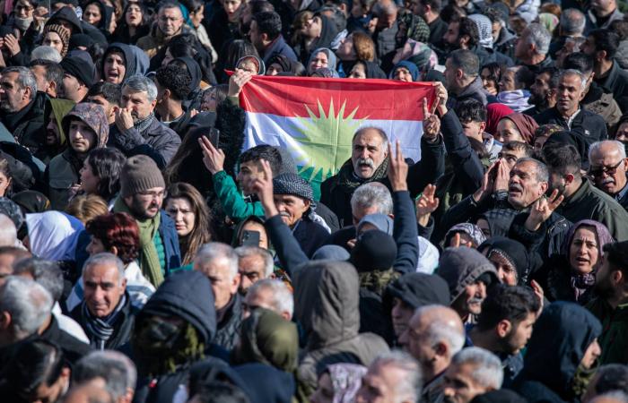 انفجاران
      يهزان
      مدينة
      القامشلي
      بريف
      الحسكة
      في
      شمال
      شرق
      سوريا