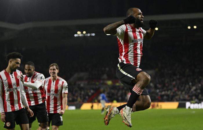 منتخب
      السنغال
      يحتفل
      بتتويجه
      بأمم
      أفريقيا
      في
      حافلة
      مكشوفة