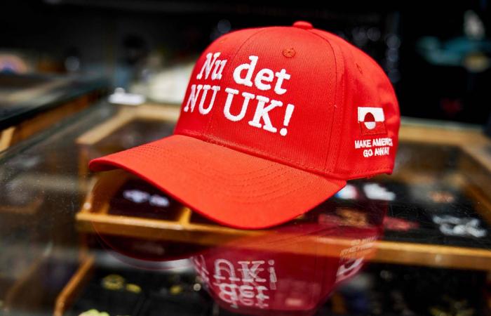 «اجعلوا
      أميركا
      ترحل»...
      قبعة
      ترمب
      تتحول
      لأداة
      سخرية
      ضد
      تهديداته
      لغرينلاند