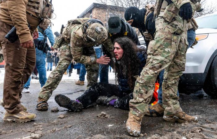 مذكرة
      أميركية
      تمنح
      «رجال
      الهجرة»
      صلاحيات
      بدخول
      المنازل
      دون
      أمر
      قضائي